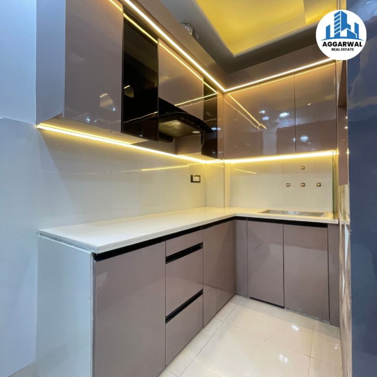 Ready to move 3 BHK Flat in dwarka mor | Fully Furnished 3 BHK with Lift & Car Parking in dwarka mor